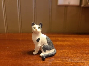 Figura gatito gato sentado retirado Schleich animal de granero de granja  - Imagen 1 de 3