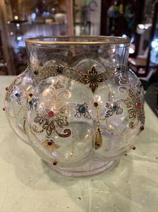 Loetz Vase aus irisierendem gelapptem Glas mit Schmucksteinen und erhabener Emaille um 1890 - Bild 1 von 10