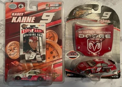 两个凯西·卡恩亲笔签名 1/64 纳斯卡压铸 NIP 获胜者圈罕见! — 第 1/4 张图片