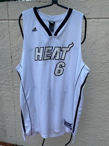 SELTENES ADIDAS NBA MIAMI HEAT WEISS LEBRON JAMES BASKETBALL AUFGENÄHTES TRIKOT GRÖSSE 2XL - Bild 1 von 6