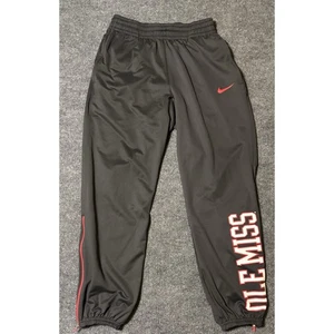 Nike Ole Miss Rebels NCAA Trainingshose grau mit Knöchelreißverschluss und Reißverschlusstaschen - Bild 1 von 10