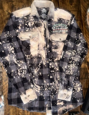 Franela pequeña de Halloween Horror Nights Never Go Alone de Universal Studios 2023 Foto 1 de 4