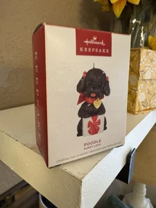 2024 Hallmark Keepsake Adorno de Navidad Caniche Negro Cachorro Amor Sin usar, en caja original - Imagen 1 de 5