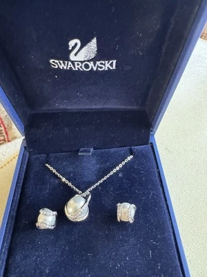 Conjunto de collar colgante y pendientes Swarovski desnudo de cristal de perlas con certificado Foto 1 de 4