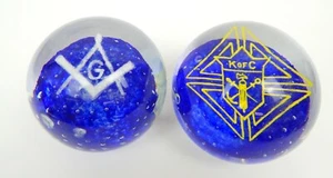 5D Pair Paperweights Knights Of Columbus Masonic Temple Order Blue Glass Vintage - Foto 1 di 8