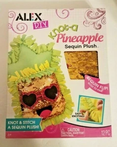 ALEX D.I.Y. Kit artesanal de almohada de felpa con lentejuelas cara de piña Knot & Stitch A para niños - Imagen 1 de 4