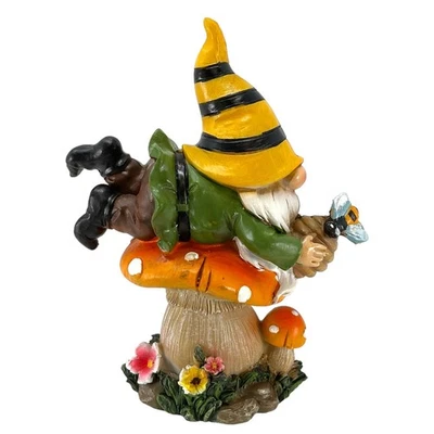 Figura de gnomo acostado sobre hongo con tapa naranja sosteniendo una colmena de abejas 6 pulgadas Foto 1 de 4