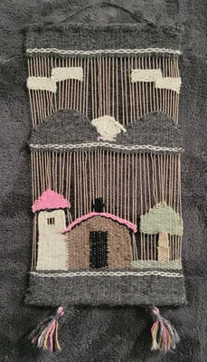 Tapiz colgante de pared de lana vintage tejido a mano arte popular escena de pueblo 14"x7,5" Foto 1 de 4