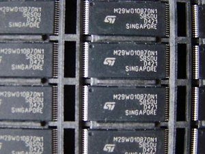 ST MICRO M29W010B70N1 1MBIT 128KB X 8 FLASH MEMORIA X 1 SMT/SMD - NUOVO - Foto 1 di 1