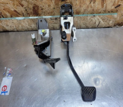 03-11 JUEGO MONTAJE PEDAL FRENO EMBRAGUE CAMBIO MANUAL 5 VELOCIDADES HONDA ELEMENT FABRICANTE DE EQUIPOS ORIGINALES USADO Foto 1 de 4