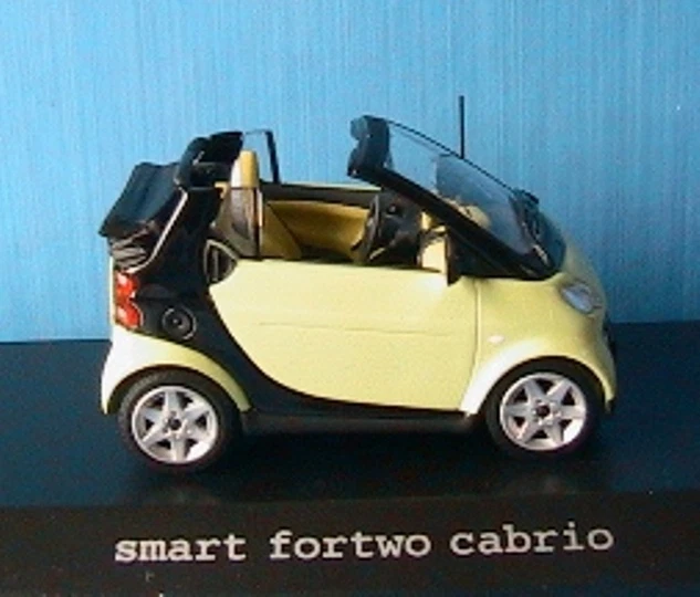 Smart Fortwo 2003 Light Verde IN Metallo 1/43 MINICHAMPS New + IN Nera - Immagine 1 di 1
