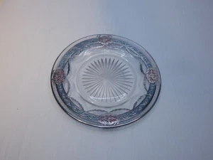 Plato de cena de vidrio superpuesto en tono plateado de colección, acento azul y rosa - Imagen 1 de 5