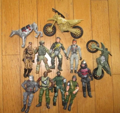 Lote de 12 figuras y bicicletas Lanard Toys The Corps Elite Foto 1 de 4