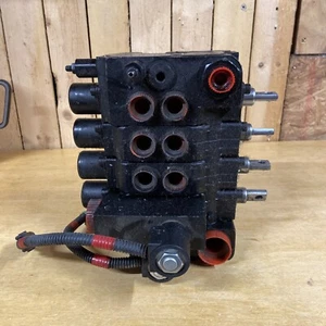 33HN-02610 Hyundai OEM MCV 4 Spoolopss 12 VDC Main Control Valve 4 Spool - Picture 1 of 8