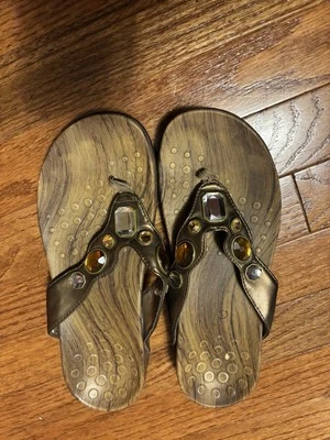 Sandalias sin cordones Vionic Eve Jewel adornadas con tanga marrón para mujer talla 8” Foto 1 de 4