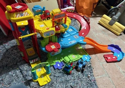 KOMPLETTES SET Vtech Tut Tut Baby Flitzer Parkgarage + Fahrzeuge - Bild 1 von 3