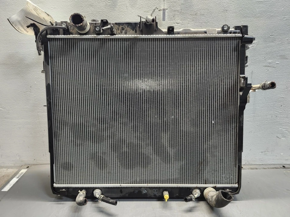 Radiador de refrigeración Lexus GX460 2024 3,4 L OEM Foto 1 de 4