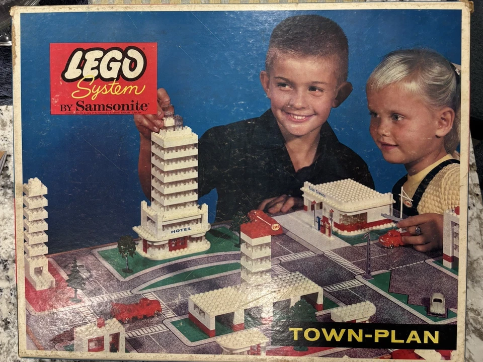 Vintage Lego System by Samsonite Town Hall #725 + Catalogs Inserts More Huge Lot - Image 1 of 4