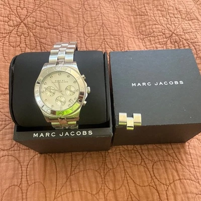 NUEVO RELOJ MARC JACOBS HOJA TONO PLATA, ESFERA CRISTALES MBM3100 Acero Inoxidable Foto 1 de 4