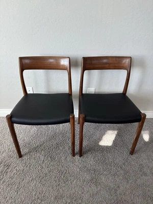 Silla auxiliar de cuero y nogal J.L.Møllers Møbelfabrik 77 Foto 1 de 4