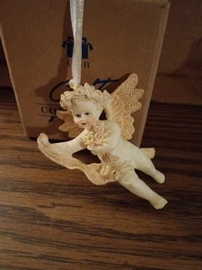 AVON Gift Collection Cherub Ornament - Cherub W/ Bouquet Of Flowers - Picture 1 of 7