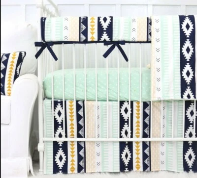 Falda Cuna Bebé Caden Lane, Estampado Tribal, Oro Azteca, Azul Marino y Como Nueva Foto 1 de 3