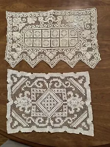 2 Doilies in pizzo filetto all'uncinetto 1 SEDIA SCHIENALE & 1 TAVOLO DOILY VINTAGE LEGGERO COM'È - Foto 1 di 14