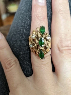 Anel folheado a ouro 18k tamanho 6,5 simulado de esmeraldas e diamantes bijuterias  - Imagem 1 de 2