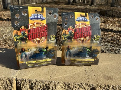 (2) Mattel 1995 Mega Heroes Judge Dredd Lawmaster Judge Vs Mutant #5 Bent Backer Foto 1 de 4