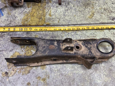 Brazo de control inferior lateral de conducción izquierda Nissan Pickup 1993-1997 Foto 1 de 4