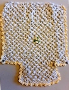 Puppenhaus afghanische Tagesdecke weiß mit hellgelber Borte - handgehäkelt - Bild 1 von 2