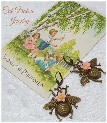 Was fliegt denn da? Süße Maikäfer Ohrringe Antik Stil Pfingsten CatBalouJewelry - Bild 1 von 4