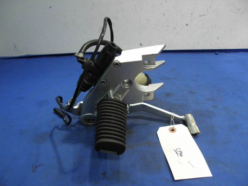 1995 BMW R1100RS Apoio para os pés lateral direito e conjunto de pedal de freio C596 - Imagem 1 de 1