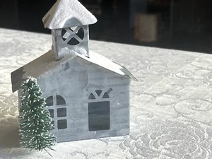 WONDERSHOP AN DER ZIELSCHEIBE, KIRCHE MIT CHRISTBAUMSCHMUCK. - Bild 1 von 6