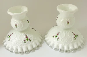 FENTON Cinta de Vidrio Blanco Lácteo Borde Par de CANDELABROS - Pintado a Mano FIRMADO - Imagen 1 de 6