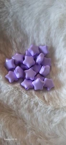 Lot de 50 perles étoiles acrylique Violette, environs 1 cm, neuf - Picture 1 of 3
