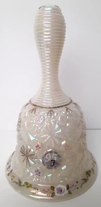 Campana Fenton 95 Aniversario Vidrio Iridiscente Opalescente Blanco Firmado M. Nutter - Imagen 1 de 16