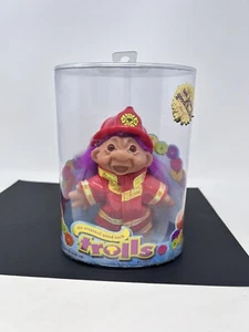 Original Good Luck Trolls Puppe 2006 DAM Feuerwehrmann Feuerwehr lila Haare neu - Bild 1 von 5
