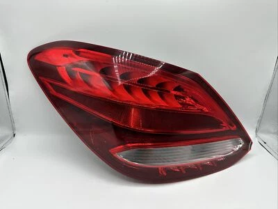 Luz trasera Mercedes Benz Clase C 2015 2016 2017 2018 usada OEM Foto 1 de 4