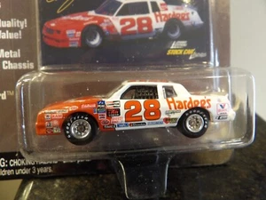 CALE YARBOROUGH #28 CHEVY MONTE CARLO JOHNNY LIGHTNING STOCK CAR LEGENDS 1:64 - Picture 1 of 4