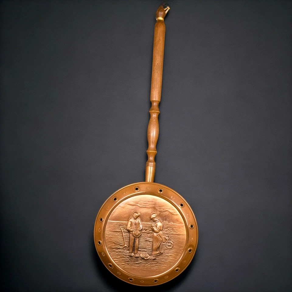 Bassinoire Chaufferette Ancienne en Cuivre - Gravure Décorative Paysanne - Photo 1/4