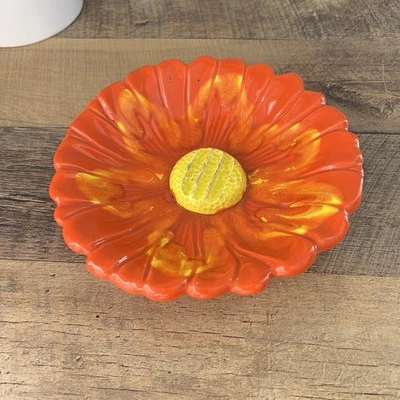 Cenicero de cerámica vintage de arte con flores anaranjadas de Santa Anita Ware 7 1/2" Foto 1 de 4