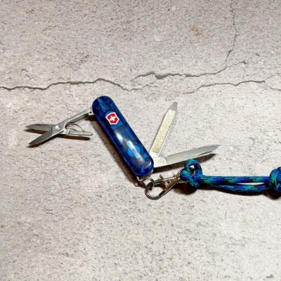 Navaja suiza Victorinox Classic Lite - roja, negra o azul translúcido Foto 1 de 4