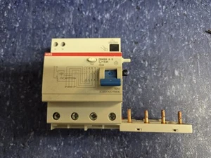 BLOCCO DIFFERENZIALE 4 POLI 0,3 ABB DDA204 2CSB204001R3630 - Foto 1 di 2