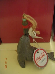 Jim Shore - Coca Cola - Coca-Cola Siegel Ornament - Bild 1 von 1