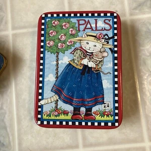 MARY ENGELBREIT PALS gatto bianco con topo rose albero scatola con coperchio in latta 4 3/4 x 3 1/3 - Foto 1 di 4
