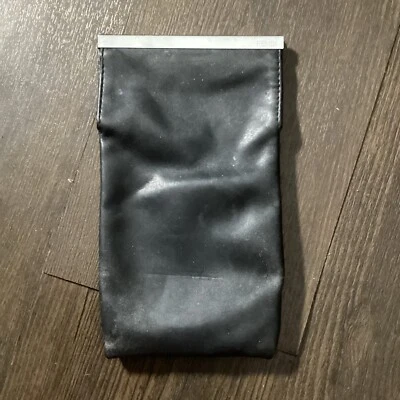 Estojo de óculos de sol Fendi preto couro macio - Imagem 1 de 4