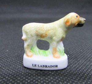 Fève Série les animaux " Race de chien Le Labrador " Dog hund #G60 - Imagen 1 de 2