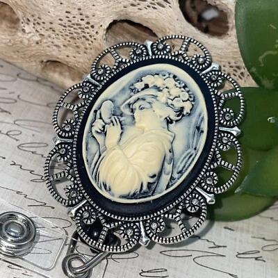 Camafeo Carrete Retráctil Tarjeta de Identificación Porta Insignia Llavero Victoriano Sombrero Dama Encaje Foto 1 de 4