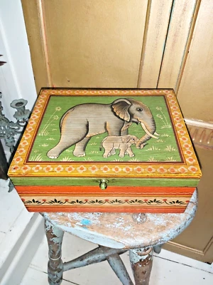 INDIAN HAND PAINTED ELEPHANT WOODEN BOX/TRINKET/JEWELLERY BOX - Image 1 of 4